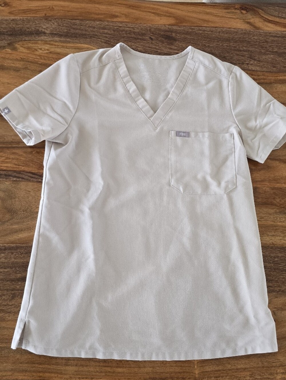 Women’s FIGS Catarina One-Pocket Scrub Top in Bone(Size XSmall)